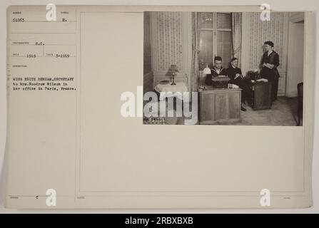 Mlle Edith Benham, secrétaire de Mme Woodrow Wilson, peut être vue dans son bureau à Paris, France en 1919. La photographie a été prise par S.C Reed. Banque D'Images