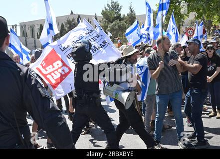 Jérusalem, Israël. 11 juillet 2023. La police israélienne pousse les manifestants lors d'une manifestation contre la réforme judiciaire du Premier ministre Benjamin Netanyahu, devant la Cour suprême de Jérusalem, le mardi 11 juillet 2023. Photo de Debbie Hill/ crédit : UPI/Alamy Live News Banque D'Images