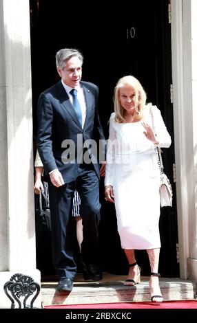 Londres, Royaume-Uni. 10 juillet 2023. Antony Blinken, secrétaire d'État des États-Unis, et Jane Hartley, ambassadrice des États-Unis au Royaume-Uni, quittent le 10 Downing Street à Londres. Le président rencontrera le Premier ministre britannique Rishi Sunak à Downing Street pour renforcer encore les relations étroites entre la Grande-Bretagne et les États-Unis avant le sommet de l'OTAN à Vilnius, en Lituanie, plus tard cette semaine. (Photo Fred Duval/SOPA Images/Sipa USA) crédit : SIPA USA/Alamy Live News Banque D'Images