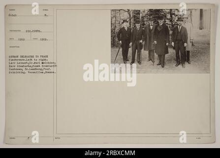 Délégués allemands représentant leur pays à la Conférence de paix à Versailles, France en 1919. Les délégués, de gauche à droite, sont identifiés comme LErr Leinert, Dr. Carl Melchier, Herr Giesborts, Comte Brukdorff-Rantzeau, Dr. Landberg, Et le professeur Sehnicking. La photographie a été prise par le signal corps et est étiquetée avec le symbole E.TMEN 1919. Banque D'Images