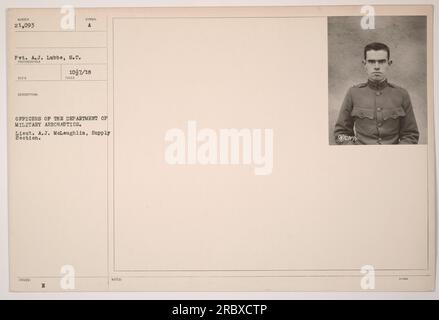 VP. A.J. Lubbe photographié alors qu'il se tient parmi les officiers du département de l'aéronautique militaire pendant la première Guerre mondiale La photographie a été prise par Lieut. A.J. McLaughlin de la Section des approvisionnements. Cette image, avec le numéro d'identification 21,093, a été reçue le 10/7/18 avec le symbole émis A et décrite comme R1093. Banque D'Images