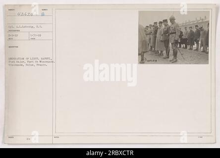 CPL. A.L. Lubatty du corps des signaux reçoit une décoration du lieutenant Massui de l'Etat Major au fort de Vincennes à Vincennes, Seine, France. La photographie a été prise le 1 mars 1919 et la description a été émise le 31 janvier 1919. Banque D'Images