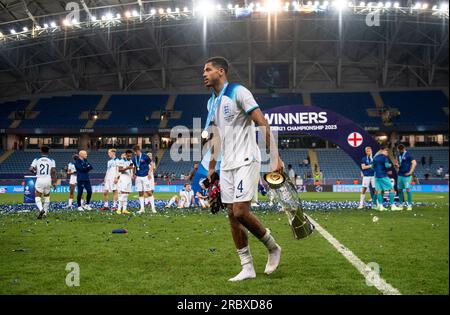 BATUMI, GÉORGIE - 8 JUILLET : Levi Colwill d'Angleterre célèbre avec un trophée lors du match final de l'UEFA Euro 2023 des moins de 21 ans entre l'Angleterre et l'Espagne sur Ju Banque D'Images