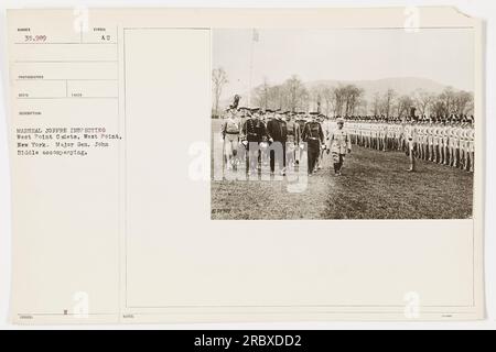 Le maréchal Joffre inspecte les Cadets de West point à West point, New York. Le major général John Biddle l'accompagne. Banque D'Images