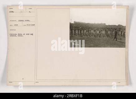 Soldats engagés dans un exercice physique à fort Sam Houston, Texas, le 22 mars 1918. La photographie, numérotée 10784, a été prise par le signal corps en 1919. Banque D'Images