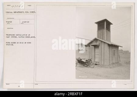 Installation téléphonique au Camp Custer, Battle Creek, Michigan. Sirène d'incendie située derrière la caserne de pompiers. Photographie prise le 20 février 1919. Banque D'Images