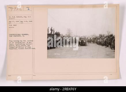 L'image montre l'avancement de la construction au Camp Humphreys, en Virginie, pendant la première Guerre mondiale. Le 6 mai, le drapeau est hissé et le secrétaire à la Guerre Baker arrive dans une voiture avec la construction du quartier-maître, le major Kebbon et le commandant, le colonel Richard Park. La photographie a été prise par le lieutenant E.M. deBerri. Banque D'Images