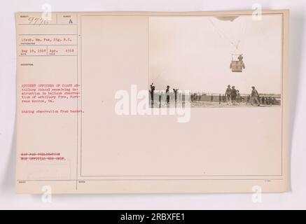 Étudiants officiers de la Coast Artillery School recevant une instruction sur l'observation par ballon des tirs d'artillerie à Fortress Monroe, Virginie. La photographie montre les officiers faisant des observations à partir d'un panier suspendu sous le ballon. La photo a été prise le 18 mai 1918 par le lieutenant William Fox. Il est marqué comme « usage officiel uniquement ». Banque D'Images