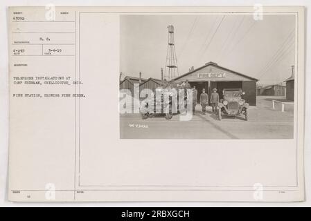 Une photographie montrant la caserne de pompiers au Camp Sherman, Chillicothe, Ohio pendant la première Guerre mondiale L'image capture des installations téléphoniques et une sirène d'incendie. L'image a été prise par le photographe 4-249 de KECO. La photographie est marquée avec la description 'ÉMISE 8. C. S INSTALLATIONS TÉLÉPHONIQUES.' Cette image correspond à la photo numéro 43092 de la collection. Banque D'Images