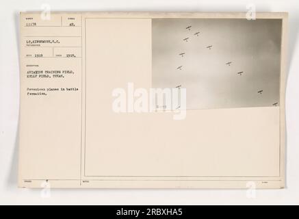 Photographie représentant un terrain de formation aéronautique à Kelly Field, Texas, en 1918. L'image montre dix-sept avions en formation de combat. Le photographe était le lieutenant Kingsmore, et la photographie a été prise dans le cadre des activités militaires américaines pendant la première Guerre mondiale. Numéro de symbole : 11178. Banque D'Images