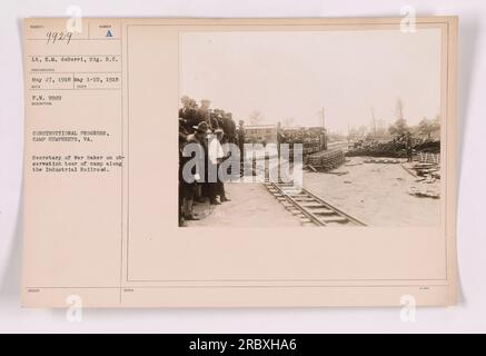 'Progression de la construction au Camp Humphreys, Virginie. Le secrétaire à la Guerre Baker effectue une visite d'observation du camp le long du chemin de fer industriel. Photographie prise le 27 mai 1918. Cette image montre les progrès réalisés dans la construction du camp du 1 au 10 mai 1918. » Banque D'Images