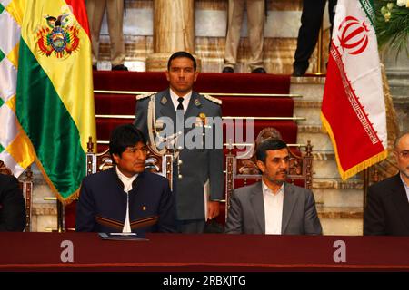 LA PAZ, BOLIVIE, 19 juin 2012. Le président bolivien Evo Morales Ayma (à gauche) et le président iranien Mahmoud Ahmadinejad (au centre à droite) lors d'une conférence de presse après une réunion au Palais présidentiel de la Paz. Au cours de la réunion, les présidents ont révisé les accords bilatéraux précédents, promis de continuer à développer les relations politiques et économiques et de coopérer dans la lutte contre le trafic de drogue. L’Iran soutient et finance déjà des projets industriels, sanitaires et sanitaires en Bolivie. Banque D'Images