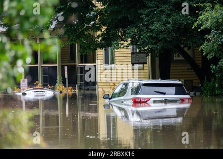 Montpelier, États-Unis. 11 juillet 2023. Les voitures se sont envahies lors des inondations de la rivière Winooski qui ont inondé Montpelier, VT, USA, capitale du Vermont. 11 juillet 23. Crédit : John Lazenby/Alamy Live News Banque D'Images