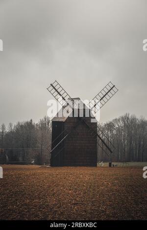 Ancien moulin en bois debout seul dans un champ par temps sombre et brumeux. Bâtiment historique pour moudre le maïs, Opava, République tchèque. Banque D'Images