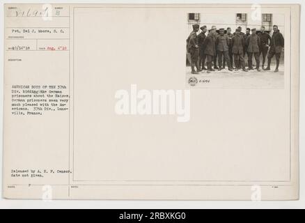 Légende : « les soldats américains de la 37e division se moquent avec humour des prisonniers allemands à propos du Kaiser. Les prisonniers allemands semblent apprécier l'interaction. Cette photographie a été prise le 4 août 1918, à Lune-ville, France et a été publiée par le censeur de l'A.E.P. (Photo d'identité : 111-SC-21694)' Banque D'Images