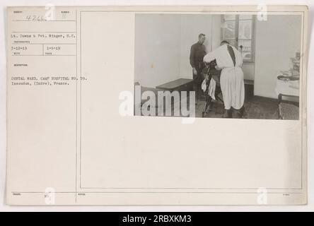 Le lieutenant Downs et le soldat Winger du corps des signaux sont photographiés dans le service dentaire de l'hôpital du camp n° 59 à Issoudun, en France. La photo a été prise le 12 mars 1919 et est numérotée 42665 dans les archives officielles. Le photographe a complété la description le 5 janvier 1919. Banque D'Images