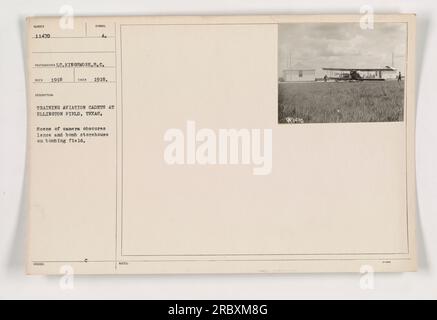 Formation des cadets de l'aviation à Ellington Field, Houston, Texas en 1918. La scène capturée par la caméra comprend une lentille partiellement obscurcie et un entrepôt de bombes sur le champ de bombardement. Photographie prise par Kingsmore S.C. et publiée sous le numéro 11470. Banque D'Images