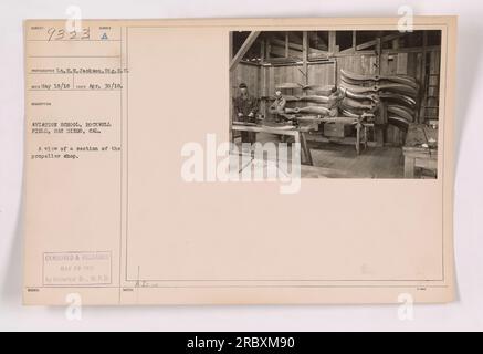 Une section de l'atelier d'hélices à Rockwell Field, San Diego, Californie. Cette photographie a été prise par le photographe L.E.N. Jackson du signal Reserve corps. L'image est prise le 18 mai 1918 et montre les activités de l'école d'aviation de Rockwell Field. Censuré et publié le 20 mai 1918 par la branche historique de la Division des plans de guerre. Banque D'Images