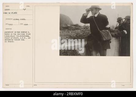 Le secrétaire à la Guerre Newton D. Baker est photographié sur les lignes de front américaines pendant la première Guerre mondiale. Le major-général McAndrewp, chef d'état-major des Forces expéditionnaires américaines (AEF), est vu debout derrière lui. Photo prise en France, en 1918 et publiée par le signal corps. Banque D'Images