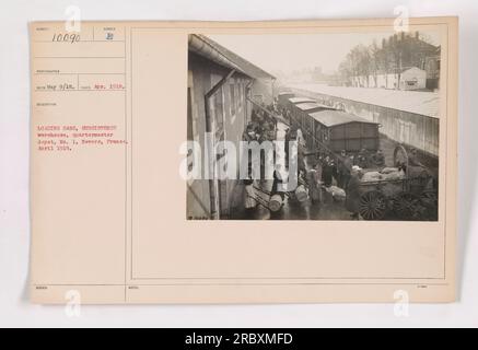 Soldats chargeant des voitures de fournitures à l'entrepôt de subsistance, dépôt de quartier-maître no 1 à Nevers (France), en avril 1918. Cette photographie fait partie d'une série d'images documentant les activités militaires américaines pendant la première Guerre mondiale. Banque D'Images