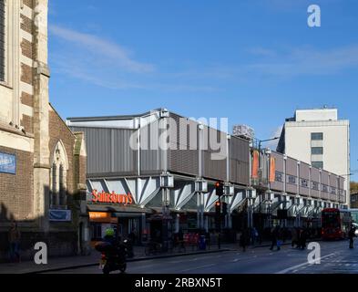 Vue oblique depuis Camden Road. Sainburys Camden, Londres, Royaume-Uni. Architecte : Grimshaw, 1988. Banque D'Images