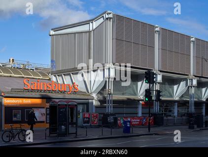 Vue oblique de Camden Road avec entrée du marché. Sainburys Camden, Londres, Royaume-Uni. Architecte : Grimshaw, 1988. Banque D'Images