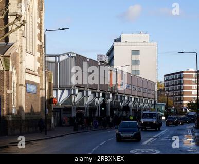 Vue oblique depuis Camden Road. Sainburys Camden, Londres, Royaume-Uni. Architecte : Grimshaw, 1988. Banque D'Images