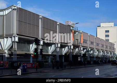 Vue oblique depuis Camden Road. Sainburys Camden, Londres, Royaume-Uni. Architecte : Grimshaw, 1988. Banque D'Images