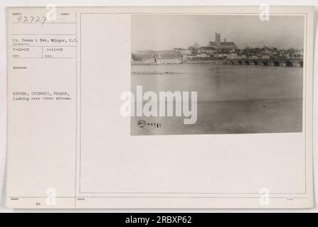 Lieutenant Downs et soldat Winger de l'armée américaine, photographiés à Nevers, Nièvre, France le 12 mars 1919. L'image les montre debout près d'un ruisseau de rivière. Cette photographie a reçu le numéro 42727 et a été émise le 11 janvier 1919. Les notes supplémentaires pour cette image sont mentionnées comme 42787. Banque D'Images