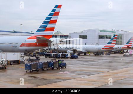 26 avril Charlotte Douglas International Airport NC USA American Airlines avion près de la porte d'embarquement dans le terminal Charlotte Douglas International Airport en préparation pour le décollage Banque D'Images