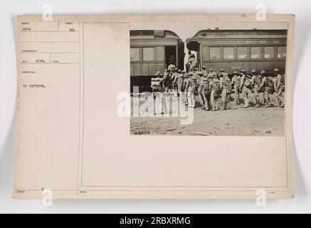 Image représentant des soldats américains participant à un exercice militaire pendant la première Guerre mondiale On voit les soldats s'entraîner et marcher en formation sous la supervision de leurs commandants. La date de la photo est inconnue, mais elle date de l'année 1918. Banque D'Images