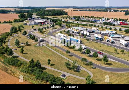 Leipzig, Allemagne. 11 juillet 2023. L'aire de service Serways Muldental Süd sur l'autoroute 14. Dans son test de zone de service, l'ADAC a examiné 40 installations en termes d'installations extérieures/accès, d'offres gastronomiques, d'installations sanitaires, de prix et de services. L'établissement près de Grimma a été classé «bon». Dans l'ensemble, l'ADAC a trouvé que la plupart des installations étaient en très bon état et visuellement très propres. L'ADAC décrit les prix élevés comme la plus grande gêne lors de la visite d'une aire de repos. (Photo aérienne avec drone) crédit : Jan Woitas/dpa/Alamy Live News Banque D'Images