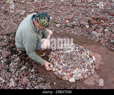 Le Land artiste James Brunt crée une sculpture sur pierre ou pierre, European Land Art Festival, Dunbar, East Lothian, Écosse, Royaume-Uni Banque D'Images