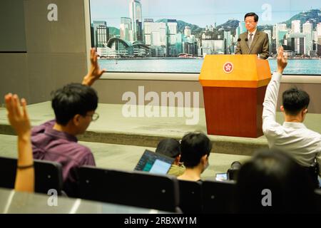 Hong Kong, Chine. 11 juillet 2023. Les journalistes lèvent la main pour poser des questions pendant la séance de presse. Le directeur général de Hong Kong, John Lee (Lee Ka-Chiu), rencontre les médias et les journalistes avant la réunion du Conseil exécutif du 11 juillet. John Lee parle du prochain discours de politique du chef de la direction lors de la séance de presse. Crédit : SOPA Images Limited/Alamy Live News Banque D'Images