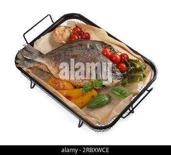 Délicieux poisson dorado rôti avec légumes et basilic isolé sur blanc Banque D'Images
