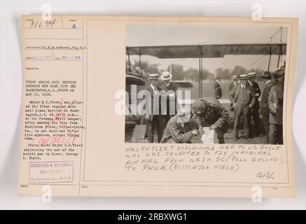 Major R.H. Fleet explique l'utilisation de la carte aérienne à Lieut. George L. Boyle lors du premier service de courrier aérien entre New York et Washington, DC le 15 mai 1918. La Major Fleet pilote le premier avion postal régulier, achevant le voyage de Bustleton Field, Philadelphie à Washington, DC en une heure cinquante-cinq minutes. Banque D'Images