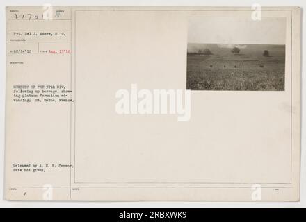 'L'image montre le soldat del J. Moore et d'autres membres de la 37e division avançant en peloton à St.. Barbe, France le 13 août 1918. Les soldats suivent un barrage. Cette photographie a été publiée par le censeur de l'A.E.F. mais la date exacte de sa publication est inconnue.' Banque D'Images