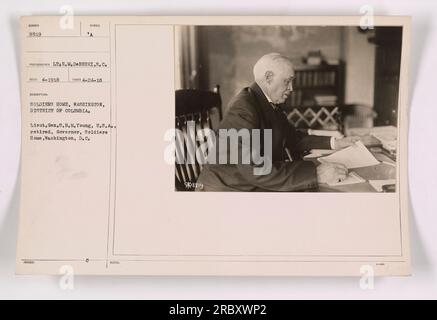 Le lieutenant-général SBM Young, États-Unis, retraité, gouverneur du Soldiers Home à Washington, DC, a été photographié le 24 avril 1918. L'image a été prise par le lieutenant E. M. DeBerri et montre le général Young au Soldiers Home à Washington, dans le district de Columbia. Cette photographie a été émise avec le titre 'Lieut. Gen. S.B.M. Young, U.S.A., retraité, gouverneur, Soldiers Home, Washington, DC » Banque D'Images