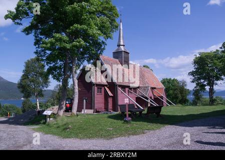 Kvernes Stave Church situé dans une belle région de la municipalité de Averøy dans le comté de Møre og Romsdal Norvège Europe Banque D'Images