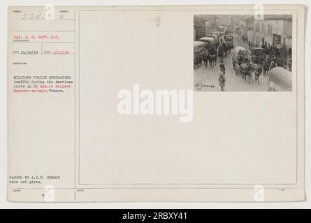 Le sergent A. C. Duff, S.C., servant comme officier de police militaire, réglemente la circulation pendant la route américaine sur le saillant de St Mihiel à Donevre-en-haye, en France. Cette photographie a été prise le 12 septembre 1918 et reçue le 18 octobre 1918. Il a été adopté par le censeur de l'A.E.F. mais ne comprend pas de date précise. Banque D'Images