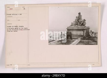 Les fonctionnaires et les soldats français protègent un groupe d'objets de valeur dans le bassin des Tuileries, Paris, France, pendant la première Guerre mondiale La scène montre les mesures prises pour protéger ces objets des raids aériens. La photographie, numérotée 9527, a été prise par un photographe non identifié et reçue par REC'D. Banque D'Images