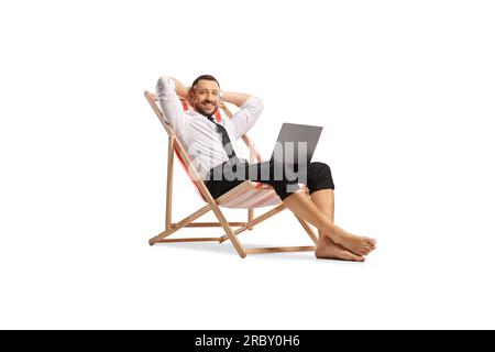 Bussinesman détendu sur une chaise de plage avec un ordinateur portable isolé sur fond blanc Banque D'Images