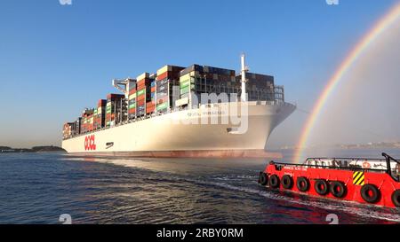 Athènes. 11 juillet 2023. Cette photo aérienne prise le 10 juillet 2023 montre OOCL LE PIRÉE, l'un des plus grands porte-conteneurs au monde, arrivant au port du Pirée, en Grèce. Le port du Pirée a accueilli lundi OOCL LE PIRÉE, une nouvelle construction de l'Orient Overseas Container Line Europe (OOCL) et aussi l'un des plus grands porte-conteneurs du monde. POUR ALLER AVEC 'le port grec du Pirée accueille un méga-conteneur navire' crédit : Xinhua / Alamy Live News Banque D'Images