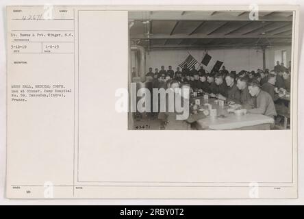 Légende : « le lieutenant Downs et l'ailier soldat du corps médical dînent à l'hôpital du camp n° 59, Issoudun, France. » Banque D'Images