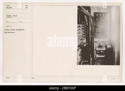 Un standard utilisé par le signal corps pendant la première Guerre mondiale. Cette photographie, codée 111-SC-41944, représente un appareil utilisé à des fins de communication militaire. Le standard joue un rôle crucial dans la transmission des messages et la connexion des utilisateurs. Il a été reçu avec la description officielle 'SIGNAL CORPS APPAREIL. Standard » et reçu le code d'accusé de réception « ATT SOTESI 941944 W.E-8358 ». Banque D'Images