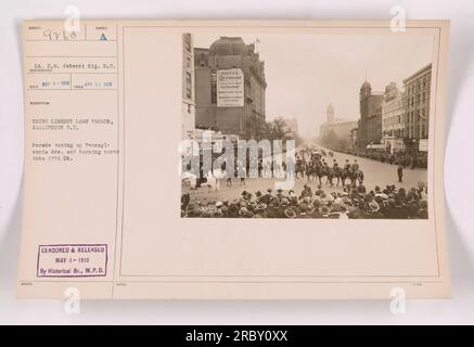 L'image montre un troisième Liberty Loan Parade à Washington D.C. pendant la première Guerre mondiale. Le défilé se déplace jusqu'à Pennsylvania Avenue et tourne vers le nord dans la 15th Street. La photographie a été prise par le lieutenant E.M. deBerri et SIG. R.C. le 20 avril 1918. Il a été censuré et publié le 4 mai 1918. Banque D'Images