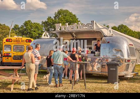 Aalten, pays-Bas - 23 juin 2023 : caravane de camion de nourriture vintage vendant des frites de pommes de terre avec des gens qui commandent sur une foire de campagne à Aalten Banque D'Images