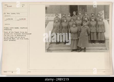 Les opératrices de téléphone du corps des signaux exploitant des tableaux de commutation pour le port d'embarquement pendant la première Guerre mondiale. Au premier rang, on peut voir le major Christian Wahl et Mlle Roche, l'opératrice en chef. La photo a été prise le 30 novembre 1918 par le lieutenant Geo. Lyon. Banque D'Images