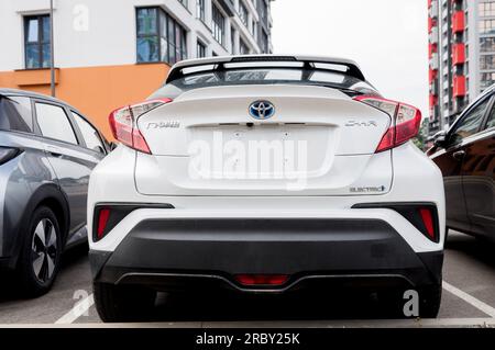 Minsk, Biélorussie, juillet 2023 - vue arrière Toyota voiture électrique C-HR EV. Automobile de luxe blanche Banque D'Images