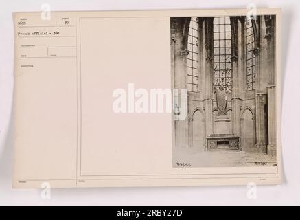 Un officiel français examine une vue d'un bâtiment endommagé pendant la première Guerre mondiale. L'image, numérotée 111-SC-9655, fait partie de la collection photographies des activités militaires américaines. Le photographe a reçu la description et a pris la photo à des fins de documentation. Le symbole FO peut faire référence au titre ou au code d'identification du fonctionnaire français. Des remarques supplémentaires sur l'image peuvent être disponibles. Banque D'Images